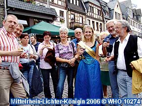 Mittelrhein-Lichter-Königin Stephanie I. auf dem Marktplatz in Oberwesel am Rhein